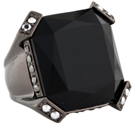 Judith Leiber | Crystal Christo Cocktail Ring I
Obsidian & Gunmetal size 6 - Picture 2 of 9